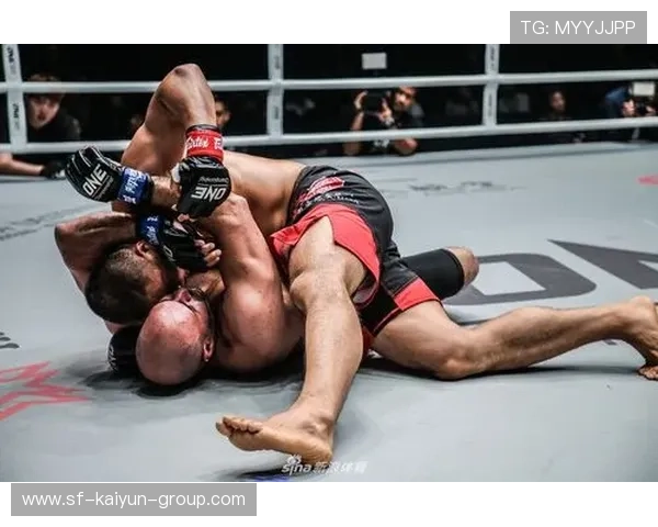 中国拳手国际赛场TKO夺胜,裁判当场惊呼不可思议